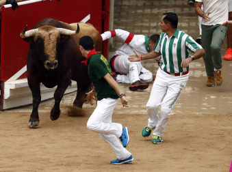Imágenes del tercer encierro Sanfermines 2017.