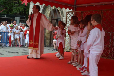 Imágenes de la ofrenda de los niños a San Fermín