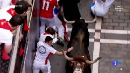 Milagro en la calle Estafeta en el cuarto encierro