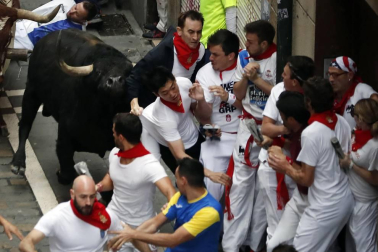 Secuencia de imágenes del susto en la calle Estafeta.