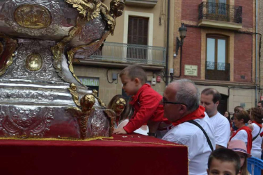 Imágenes de la ofrenda de los niños a San Fermín