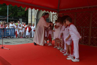 Imágenes de la ofrenda de los niños a San Fermín