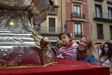 Imágenes de la ofrenda de los niños a San Fermín
