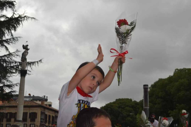 Imágenes de la ofrenda de los niños a San Fermín