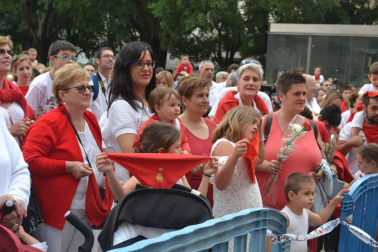 Imágenes de la ofrenda de los niños a San Fermín