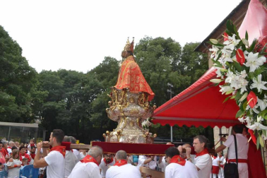 Imágenes de la ofrenda de los niños a San Fermín