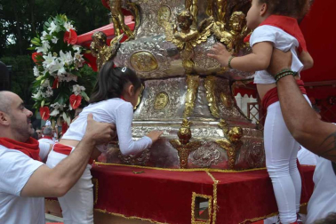 Imágenes de la ofrenda de los niños a San Fermín