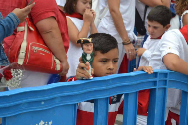 Imágenes de la ofrenda de los niños a San Fermín