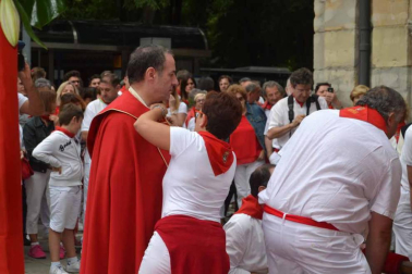 Imágenes de la ofrenda de los niños a San Fermín