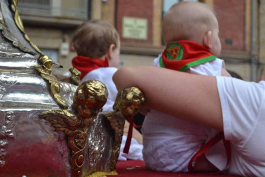Imágenes de la ofrenda de los niños a San Fermín