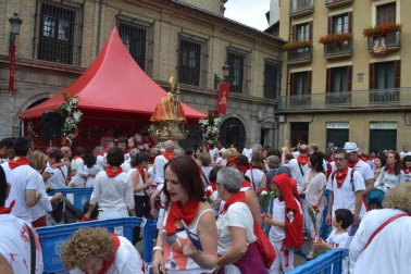 Imágenes de la ofrenda de los niños a San Fermín