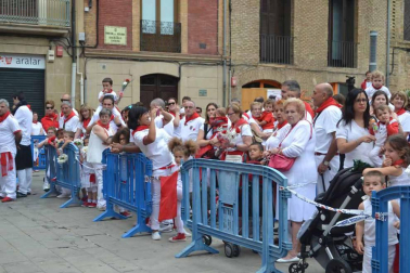 Imágenes de la ofrenda de los niños a San Fermín