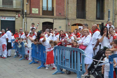 Imágenes de la ofrenda de los niños a San Fermín