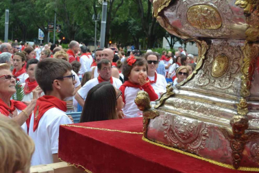 Imágenes de la ofrenda de los niños a San Fermín