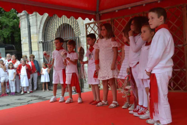 Imágenes de la ofrenda de los niños a San Fermín