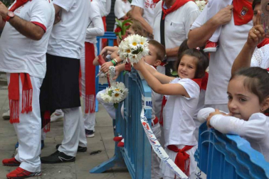 Imágenes de la ofrenda de los niños a San Fermín