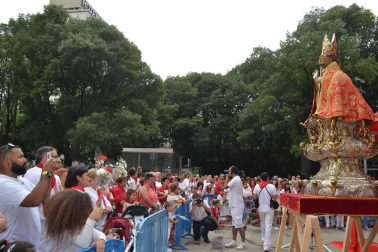 Imágenes de la ofrenda de los niños a San Fermín