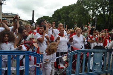 Imágenes de la ofrenda de los niños a San Fermín
