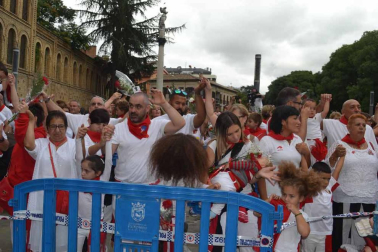 Imágenes de la ofrenda de los niños a San Fermín