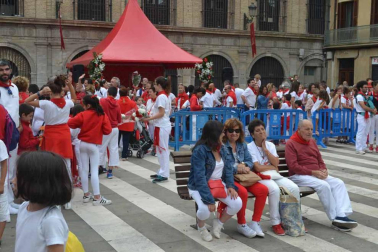 Imágenes de la ofrenda de los niños a San Fermín