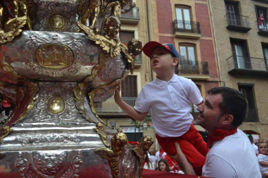 Imágenes de la ofrenda de los niños a San Fermín