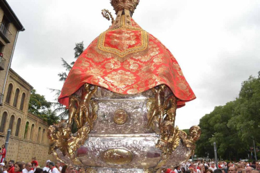 Imágenes de la ofrenda de los niños a San Fermín