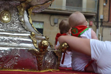 Imágenes de la ofrenda de los niños a San Fermín