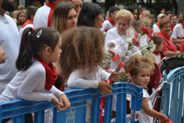 Imágenes de la ofrenda de los niños a San Fermín