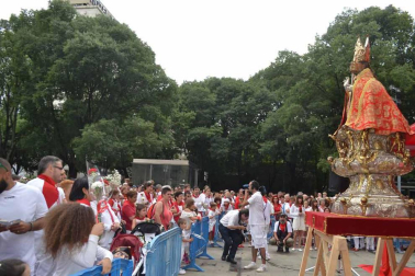 Imágenes de la ofrenda de los niños a San Fermín