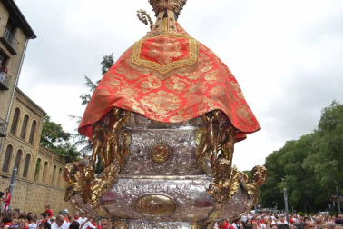 Imágenes de la ofrenda de los niños a San Fermín