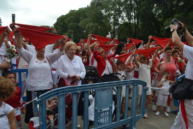 Imágenes de la ofrenda de los niños a San Fermín