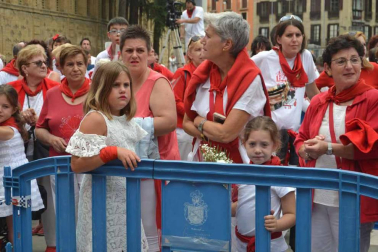 Imágenes de la ofrenda de los niños a San Fermín