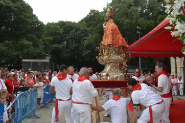 Imágenes de la ofrenda de los niños a San Fermín