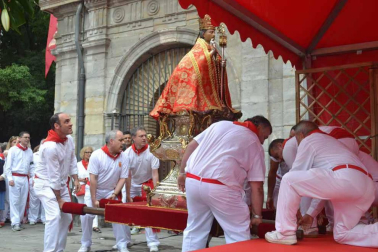 Imágenes de la ofrenda de los niños a San Fermín