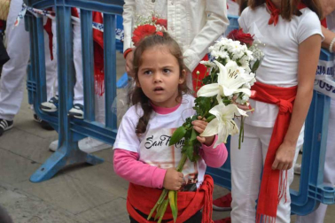 Imágenes de la ofrenda de los niños a San Fermín