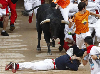 Fotos del pequeño montón en el quinto encierro de San Fermín