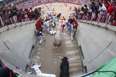 Fotos del pequeño montón en el quinto encierro de San Fermín