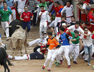 Fotos del pequeño montón en el quinto encierro de San Fermín