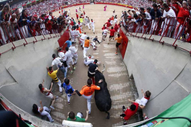Fotos del pequeño montón en el quinto encierro de San Fermín
