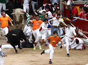 Fotos del pequeño montón en el quinto encierro de San Fermín