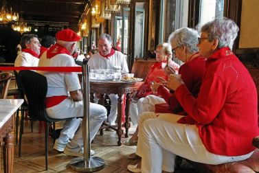 Los Sanfermines son alegría, diversión, camaradería y hospitalidad: comparte con nosotros tus mejores momentos de las fiestas.