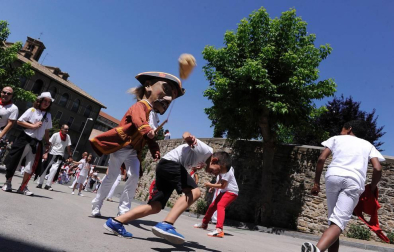 Los Sanfermines son alegría, diversión, camaradería y hospitalidad: comparte con nosotros tus mejores momentos de las fiestas.
