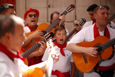 Los Sanfermines son alegría, diversión, camaradería y hospitalidad: comparte con nosotros tus mejores momentos de las fiestas.