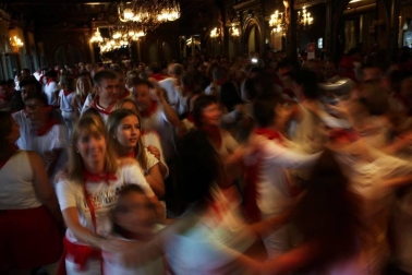 Los Sanfermines son alegría, diversión, camaradería y hospitalidad: comparte con nosotros tus mejores momentos de las fiestas.
