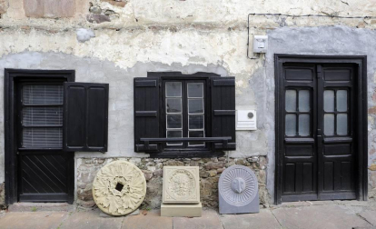 La localidad de Cinco Villas/Bortziriak esconde tras su belleza de postal una historia sorprendente y rica que va de la gestación de Euskaltzaindia al hogar del abuelo de José María Aznar. Lo material e inmaterial se dan la mano  en este recorrido con Patxiku Elizagoien.