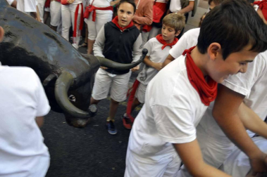 Imágenes del encierro txiki del día 13 de San Fermín