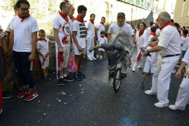 Imágenes del encierro txiki del día 13 de San Fermín