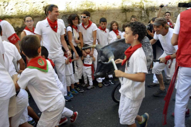 Imágenes del encierro txiki del día 13 de San Fermín