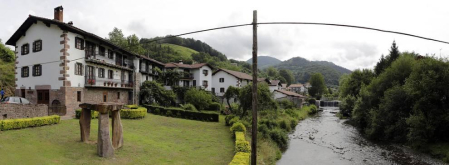 La localidad de Cinco Villas/Bortziriak esconde tras su belleza de postal una historia sorprendente y rica que va de la gestación de Euskaltzaindia al hogar del abuelo de José María Aznar. Lo material e inmaterial se dan la mano  en este recorrido con Patxiku Elizagoien.