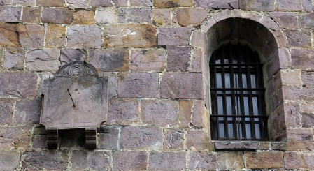 La localidad de Cinco Villas/Bortziriak esconde tras su belleza de postal una historia sorprendente y rica que va de la gestación de Euskaltzaindia al hogar del abuelo de José María Aznar. Lo material e inmaterial se dan la mano  en este recorrido con Patxiku Elizagoien.